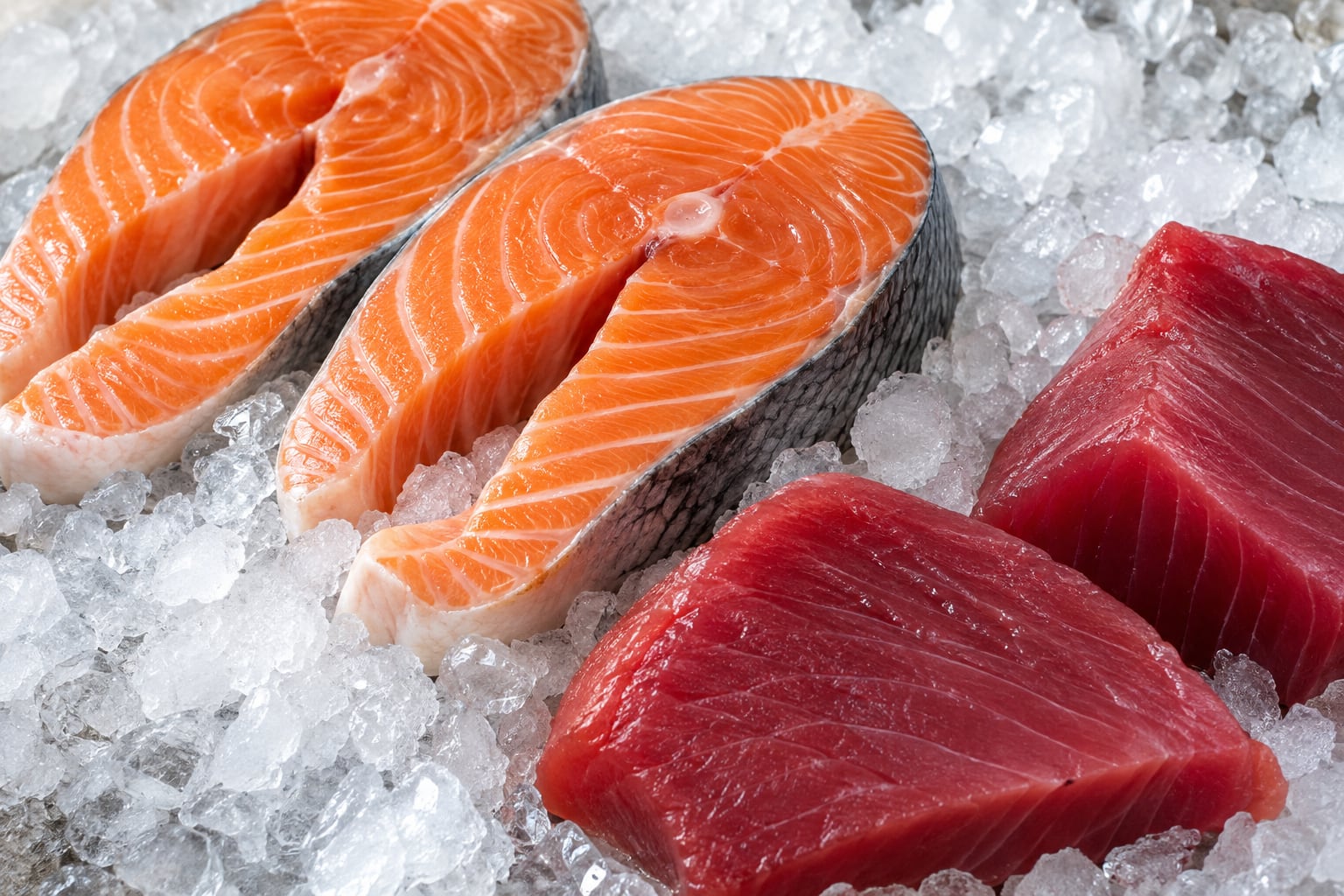 Cortes de pescado sobre hielo; imagen referencial